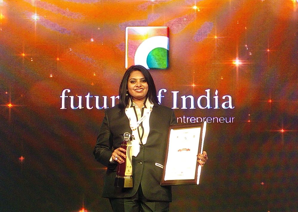 Rashmi Praveen talks to tiger 1.jpg